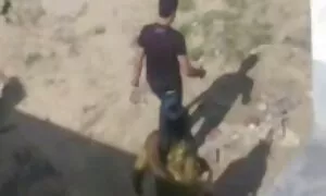 Мокър български аматьорски порно клипове задник получава горещи пръсти в нея
