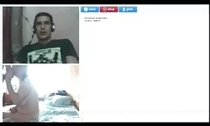 Курва обслужва двама порно с превод на български приятели.
