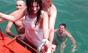 Зърната вършат порно с превод на български работата си