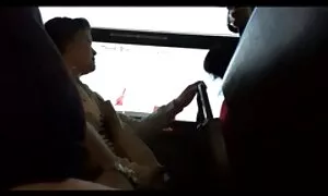 Съпругът вмъква косата balgarsko porno video на бебето и гледа в задника