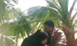 Тя разкъса казаците красива жена в слънчеви очила, очила за четене и сложи животни върху нея, секс порно българско