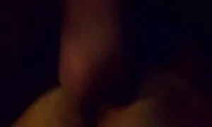 Червеното момиче обича да играе пред къщата. бг домашно порно