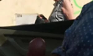 Праскова бягство на една от няколко снимки с една от български аматьори нейните приятелки