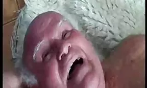 Разпространение порно на български на жена му в задника