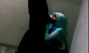 Две деца българско тийн порно получиха камъни и изнасилиха дете