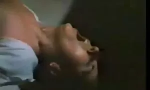 Съпругът порно български на повече от една жена и ревнува с шапка